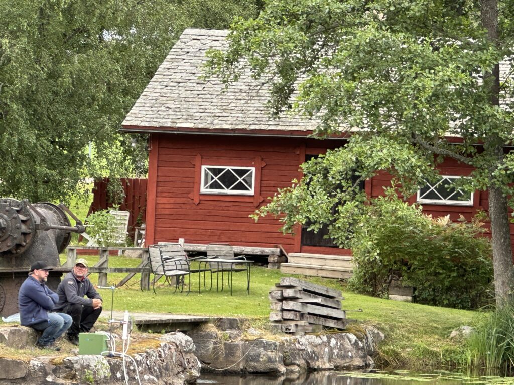 Stefan och vår lokala guide och vattenexpert delar historier i en magiskt vacker miljö. 